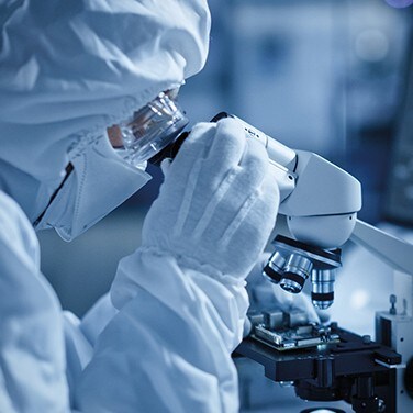 Wissenschaftliches Schauen durch ein Mikroskop